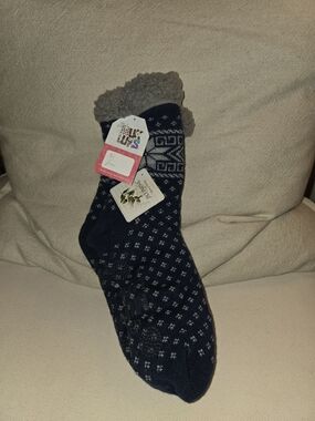 Muk Luks Navy and Gray Sherpa Cuffed Men’s Slipper Socks